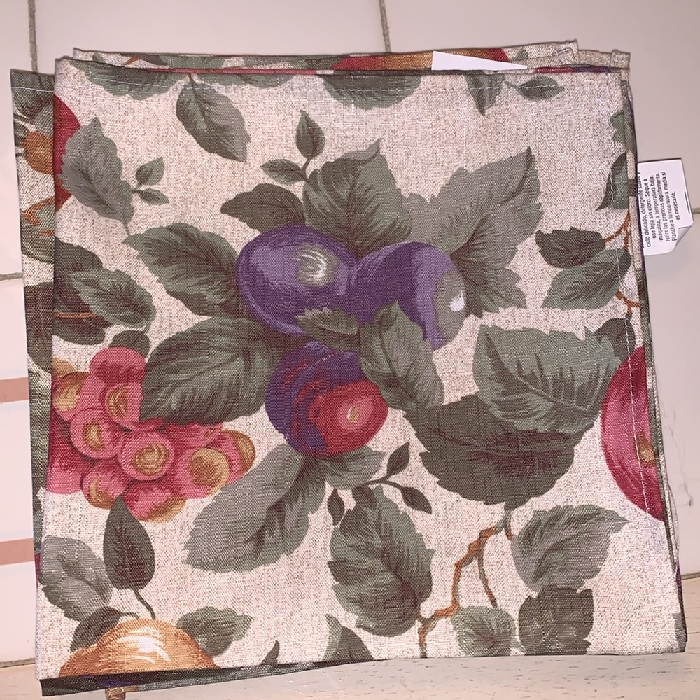 4 Sonoma rare vintage like new fruit design dinner napkins - Picture 7 of 8